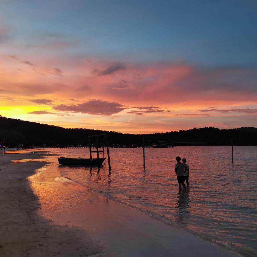 Lucky Sun Saracen Bay Hostel Koh Rong Sanloem Bagian luar foto