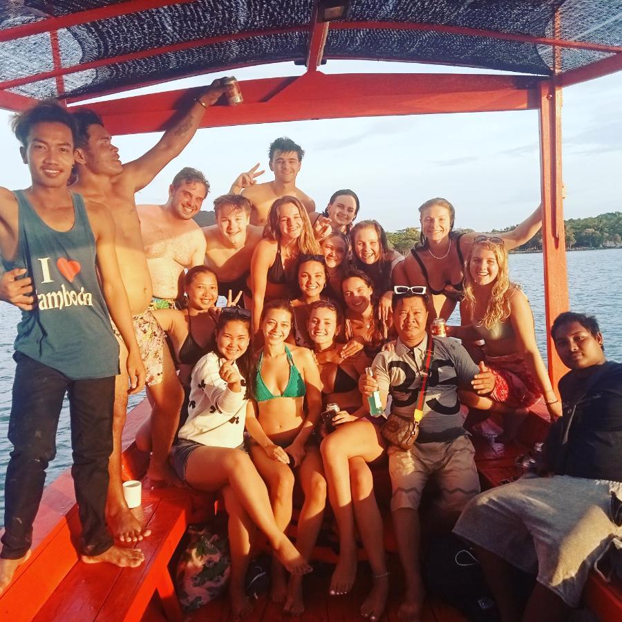 Lucky Sun Saracen Bay Hostel Koh Rong Sanloem Bagian luar foto