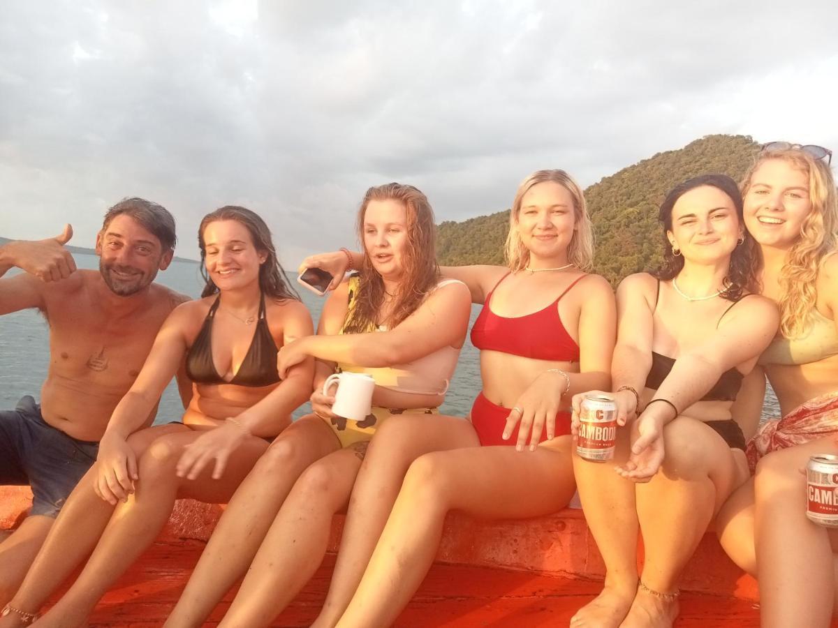 Lucky Sun Saracen Bay Hostel Koh Rong Sanloem Bagian luar foto