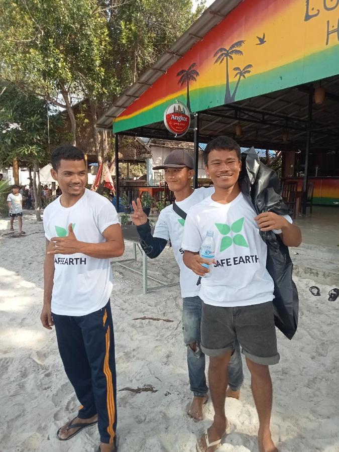 Lucky Sun Saracen Bay Hostel Koh Rong Sanloem Bagian luar foto