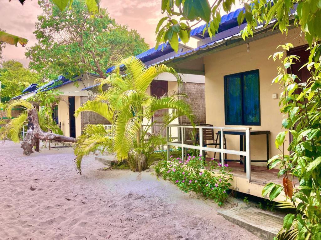 Lucky Sun Saracen Bay Hostel Koh Rong Sanloem Bagian luar foto